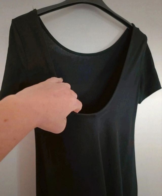 Vestito con spalla scoperta