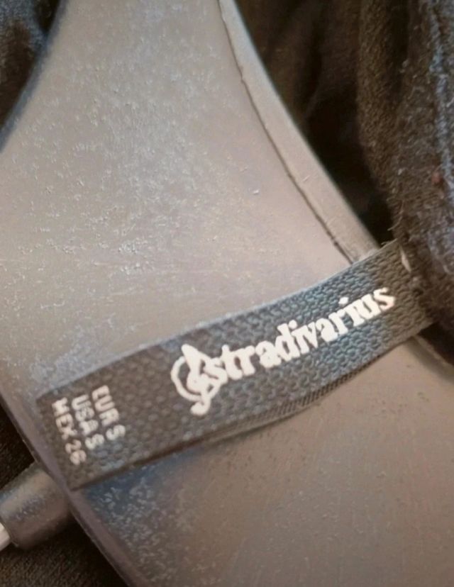 Vestito con spalla scoperta