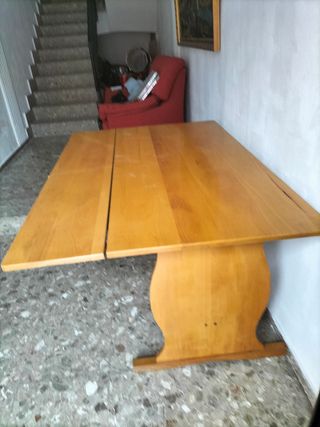 Mesa de pino semi-nueva