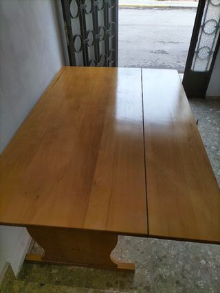 Mesa de pino semi-nueva