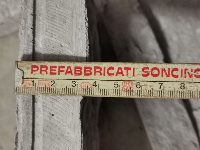 Pietra runner angolare marca Rastone. 