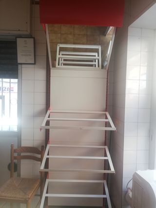 Estanteria metalica y espejo
