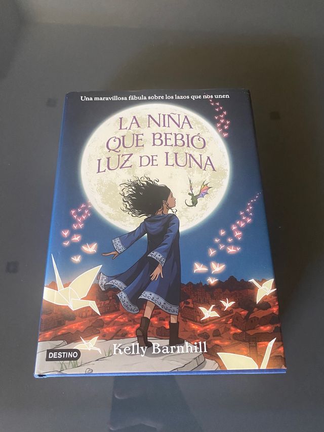 La niña que bebió luz de Luna 