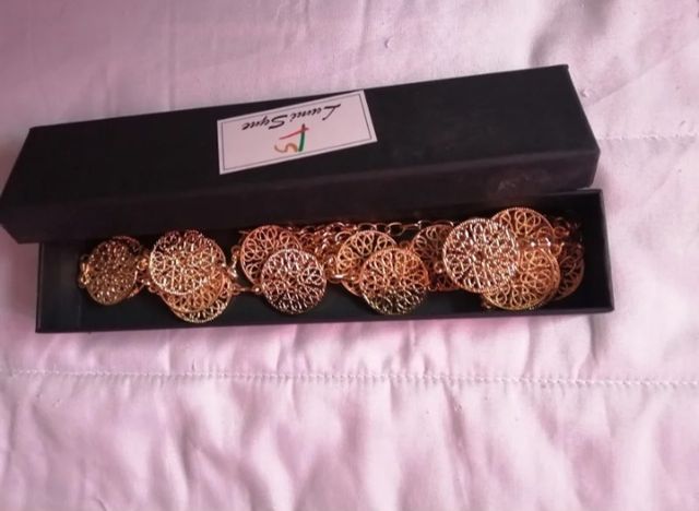 Cinturón metálico dorado