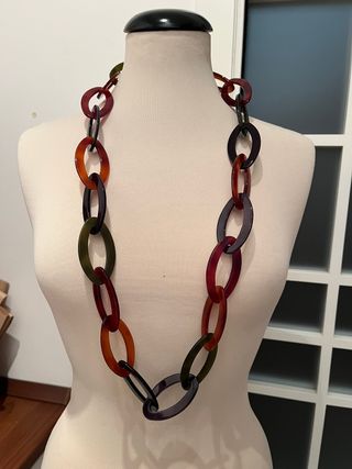 collana nuova con maglie colorate