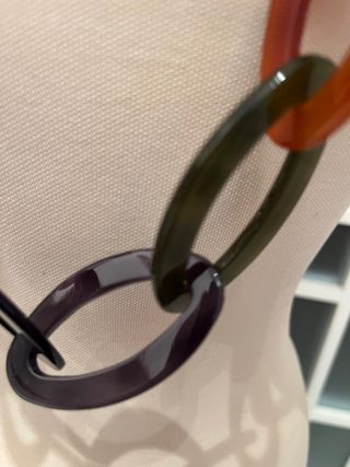 collana nuova con maglie colorate