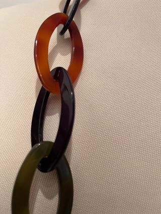 collana nuova con maglie colorate