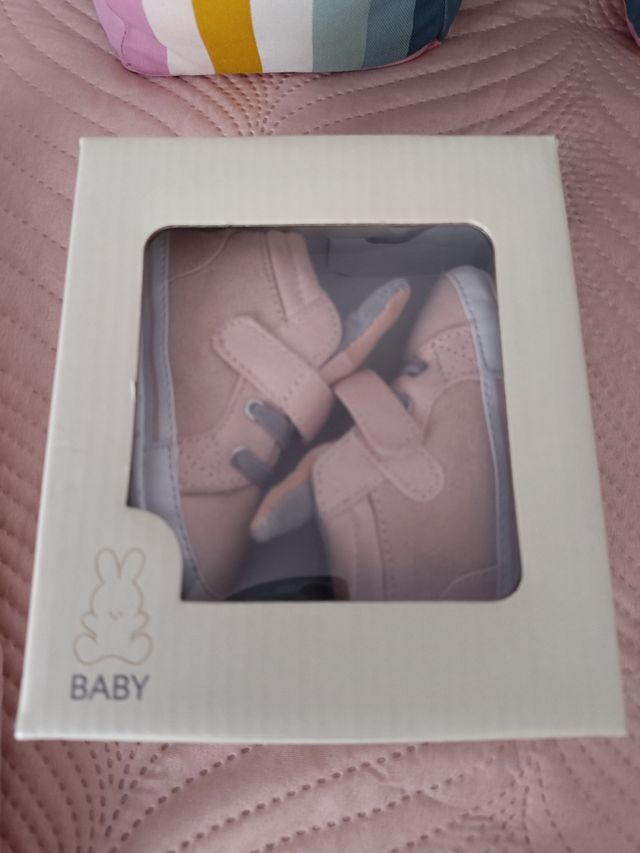 Zapatillas Mayoral bebe rosas.