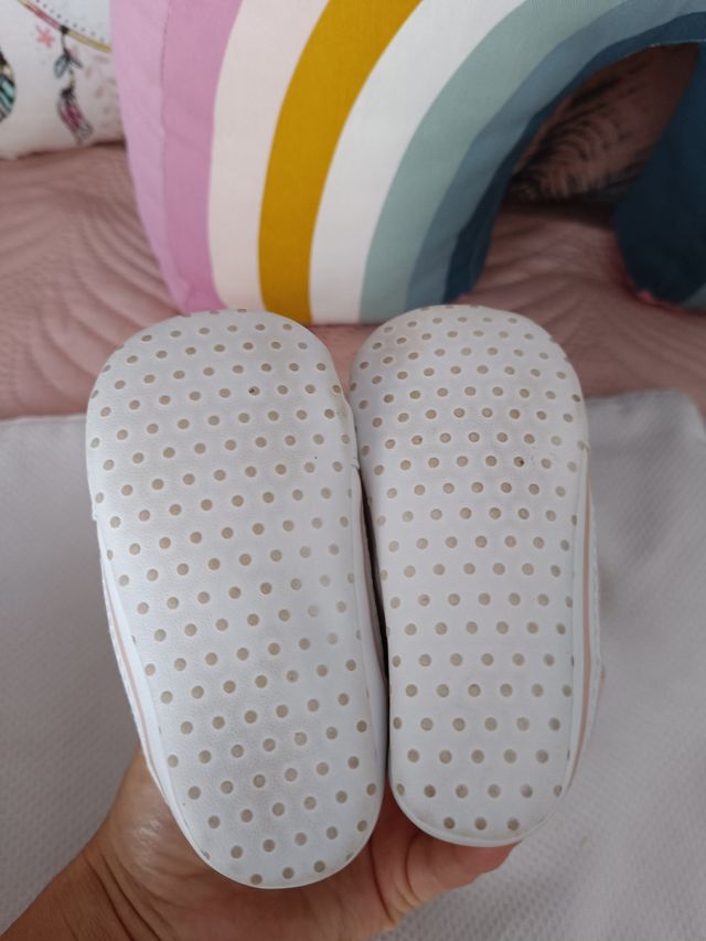 Zapatillas Mayoral bebe rosas.