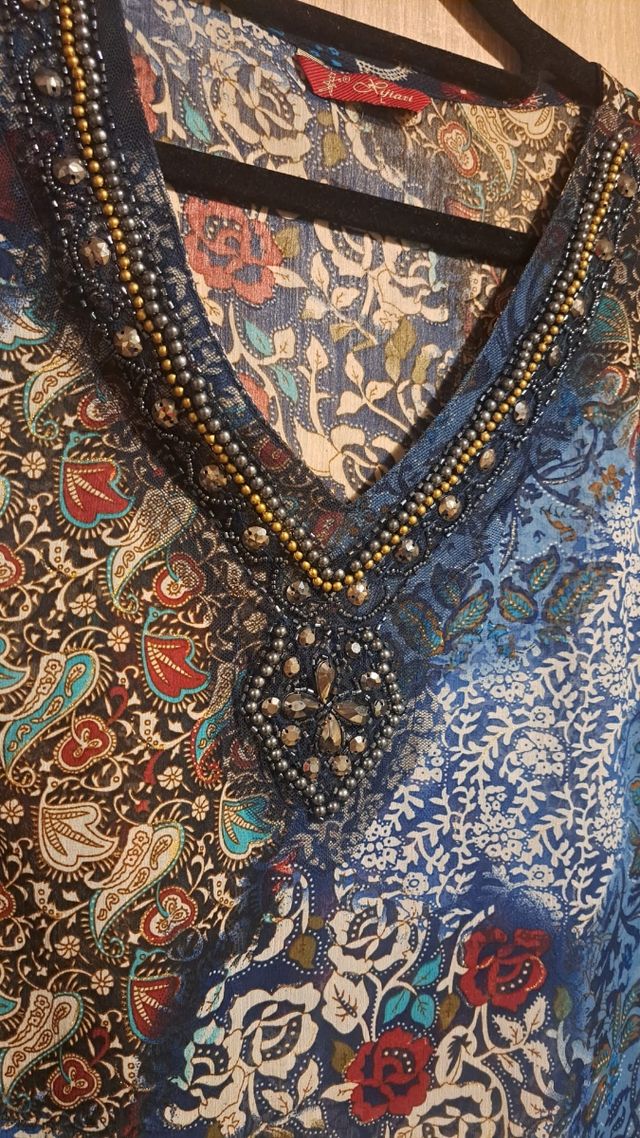 Blusa con pedrería, talla L