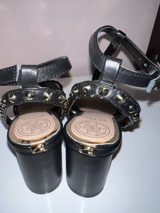 Sandalia tacón guess