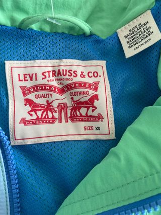 chaqueta cortavientos levis