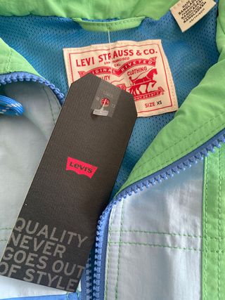 chaqueta cortavientos levis