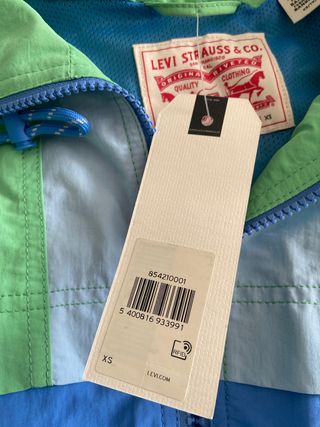 chaqueta cortavientos levis
