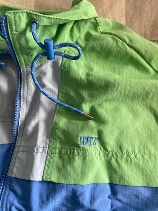 chaqueta cortavientos levis