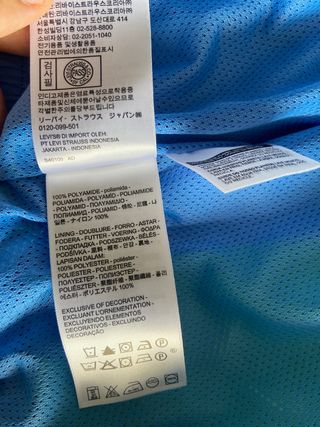 chaqueta cortavientos levis