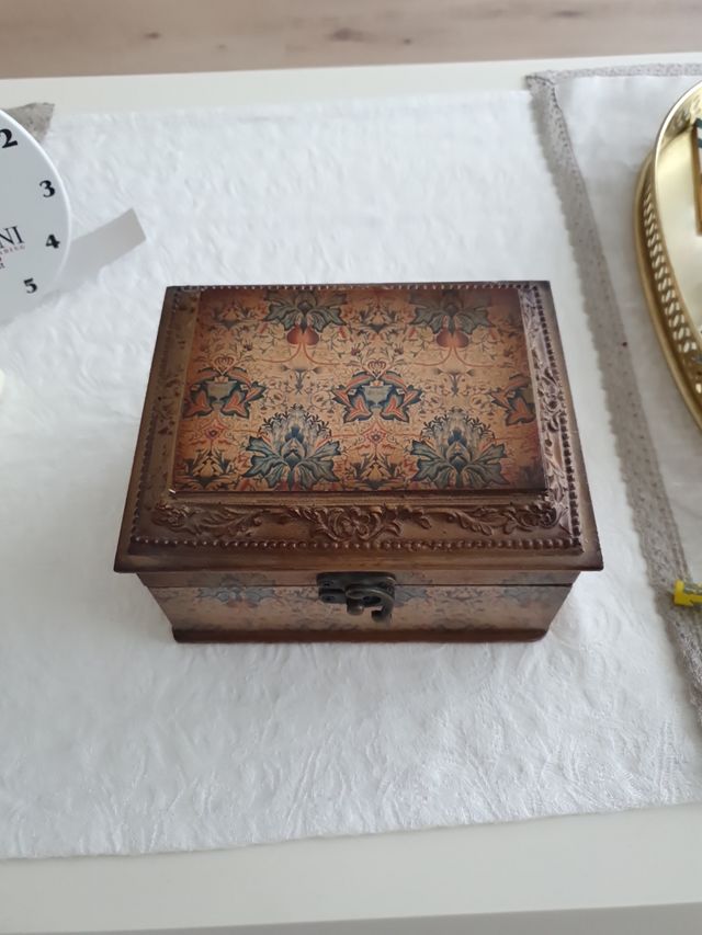 Cajita de madera decorada con reloj