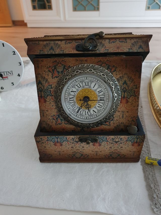 Cajita de madera decorada con reloj