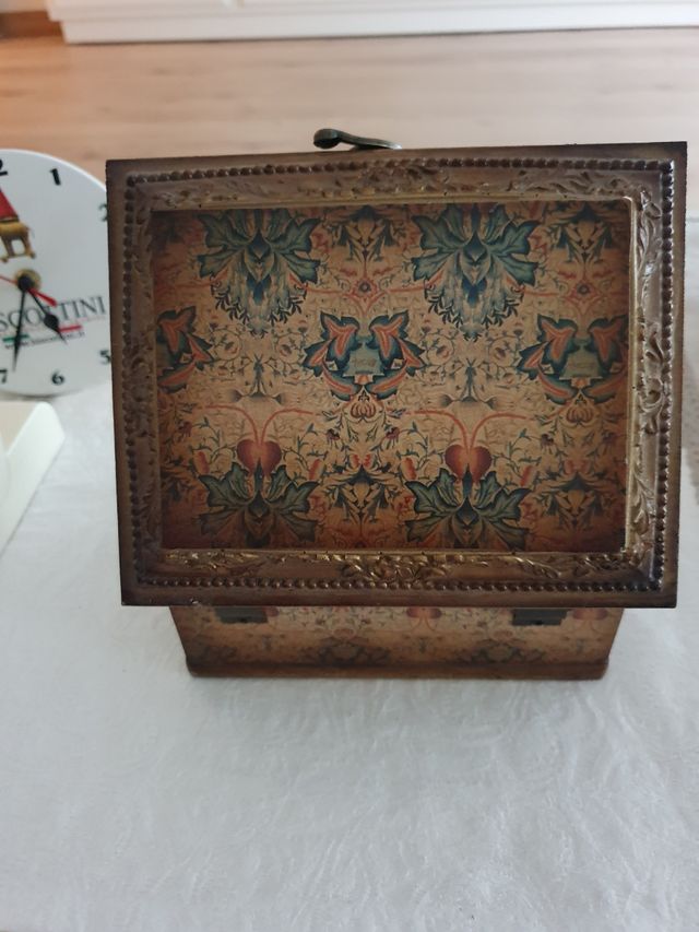 Cajita de madera decorada con reloj