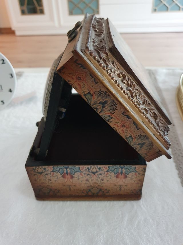 Cajita de madera decorada con reloj