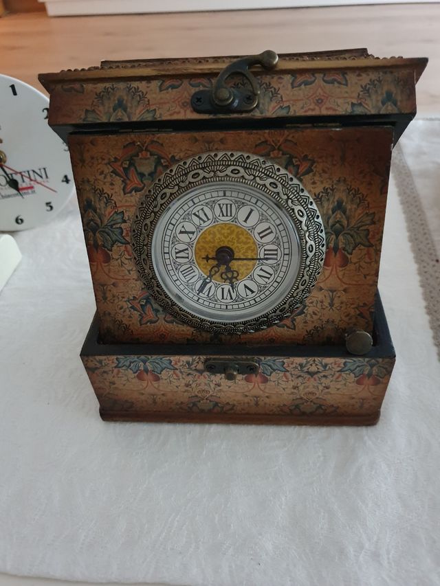 Cajita de madera decorada con reloj
