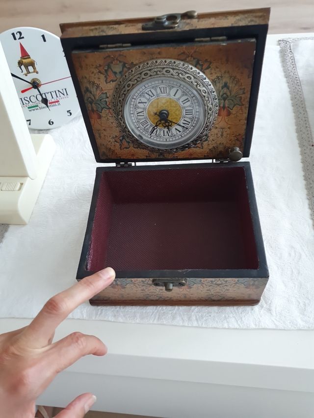 Cajita de madera decorada con reloj
