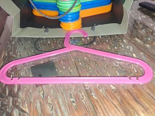 Perchas inclusivas armario niños, niñas, niñes.