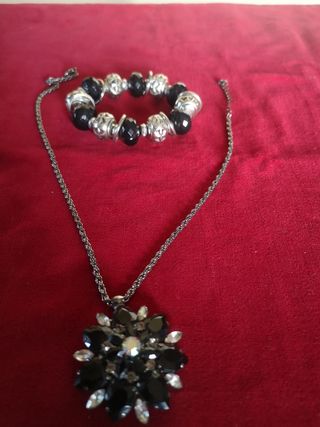 Collana e bracciale neri