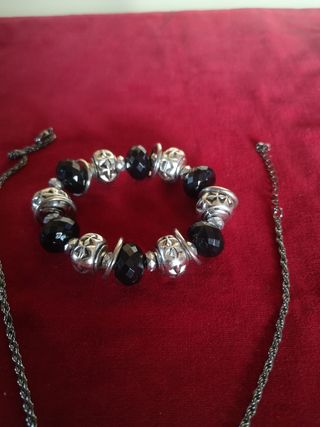 Collana e bracciale neri