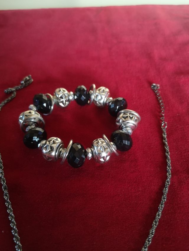 Collana e bracciale neri
