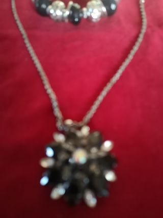 Collana e bracciale neri