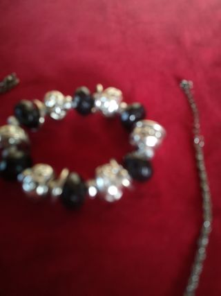 Collana e bracciale neri