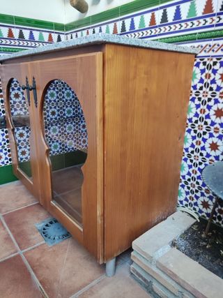 Mueble de madera con cristalera