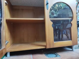 Mueble de madera con cristalera