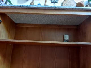 Mueble de madera con cristalera