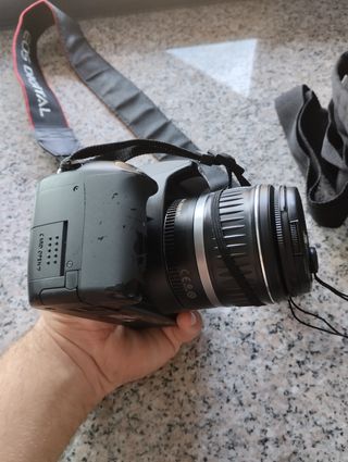 Cámara réflex Canon EOS 1000D+accesorios