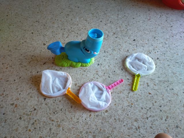 Elefante lanza mariposas