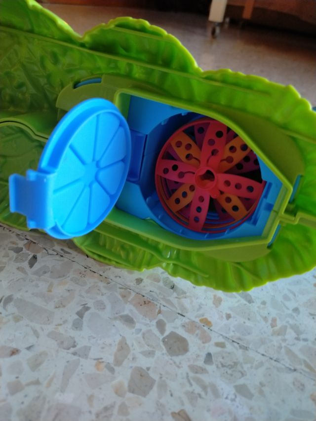 Elefante lanza mariposas