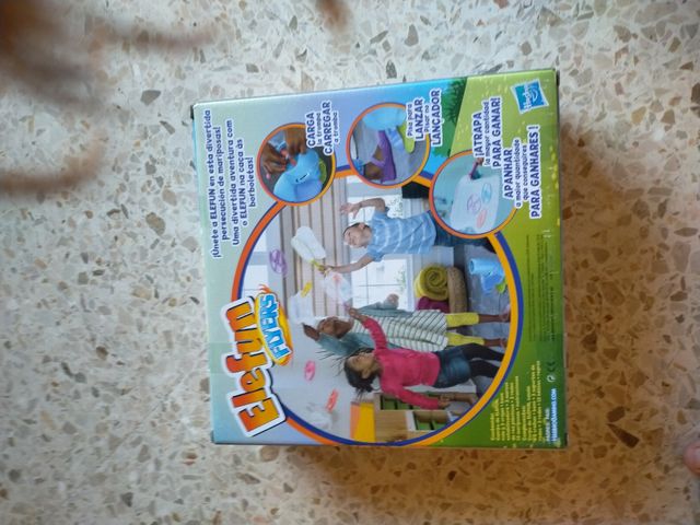 Elefante lanza mariposas