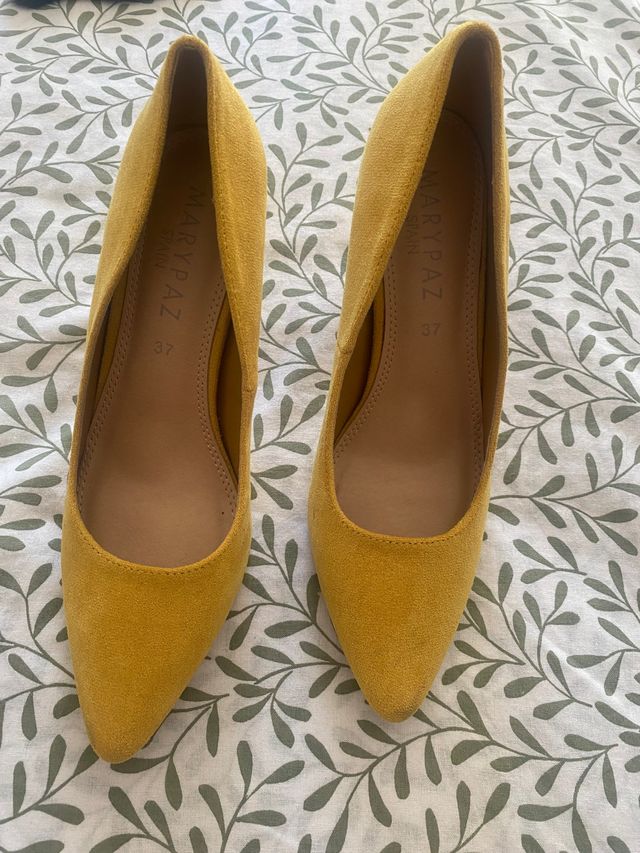 Zapato de tacon amarillo