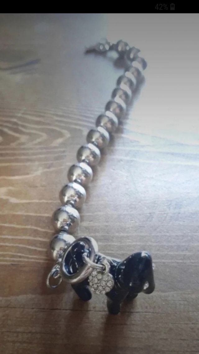 Bracciale color argento con pietra nera