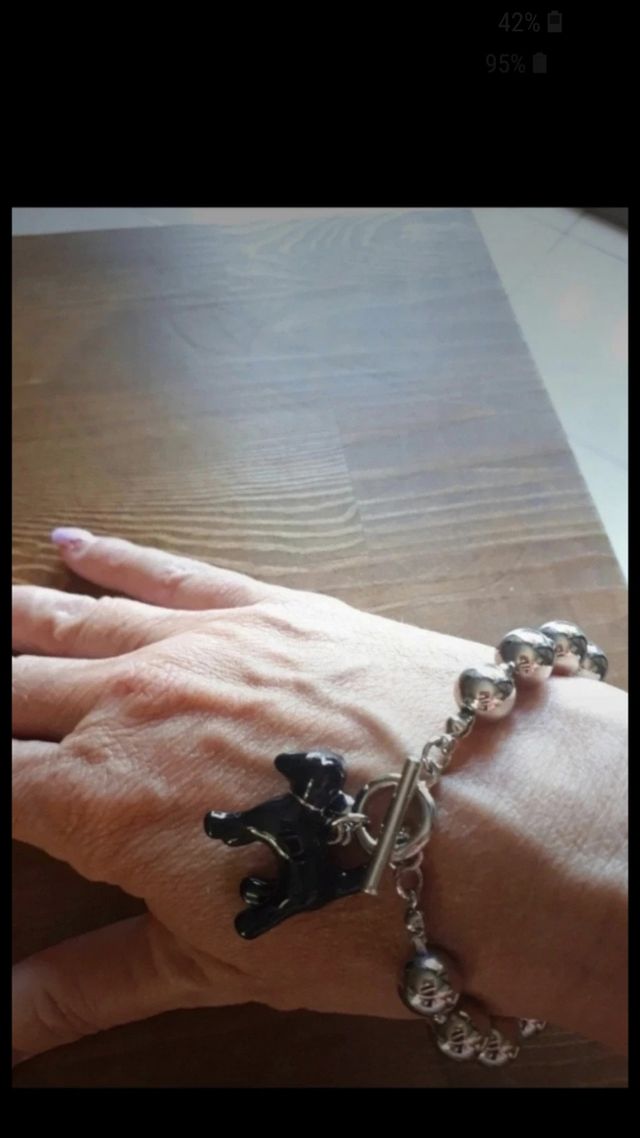 Bracciale color argento con pietra nera