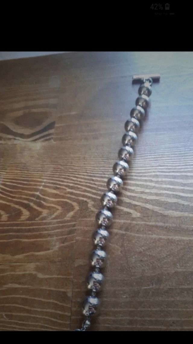 Bracciale color argento con pietra nera