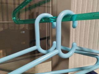 Perchas azul resistente