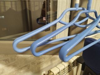 Perchas en azul con enganche giratorio