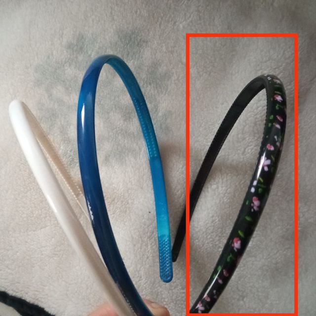 Diadema negra con flores