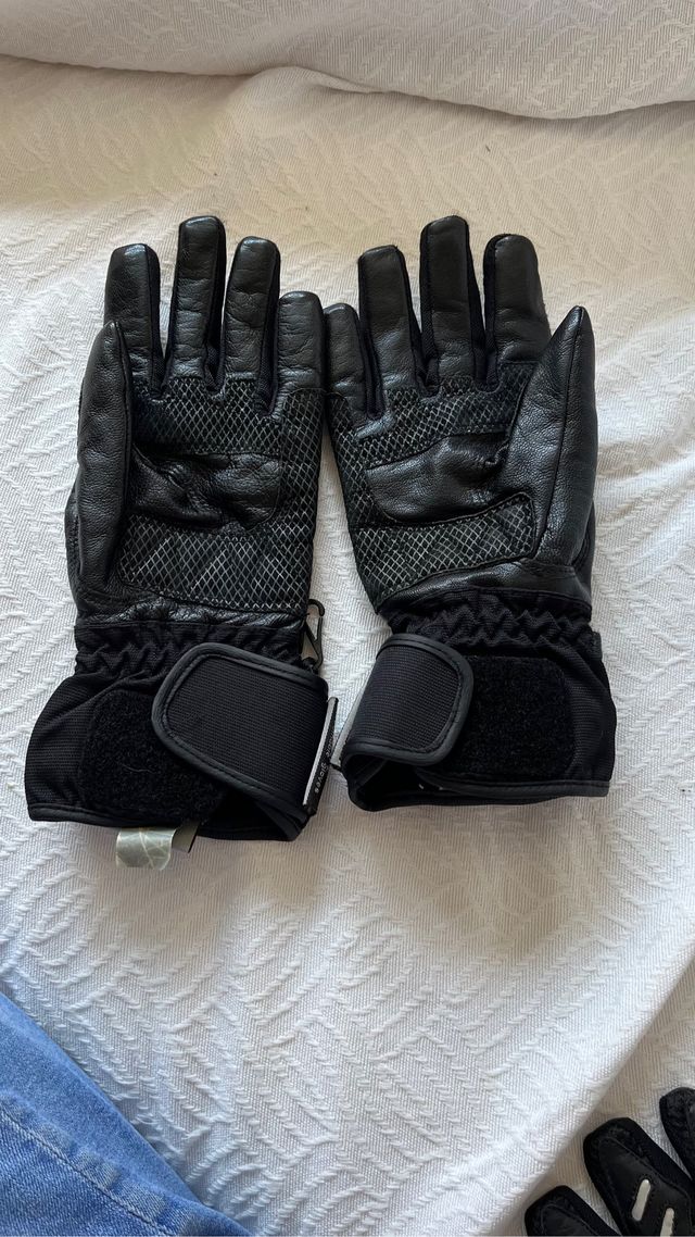 Se venden guantes de moto de mujer