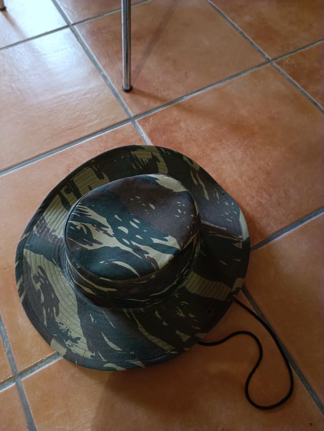 SOMBRERO Y/O GORRA CAZADOR