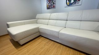 Sofá Moradillo de cuatro plazas en cuero blanco