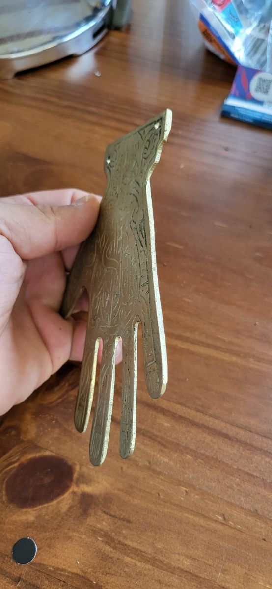 Mano egipcia en bronce labrada en los dos lados